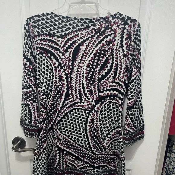 White House Black Market Fitted Graphic Blouse with Cuffed 3/4 Sleeves - Picture 10 of 11